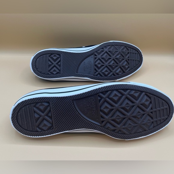 Converse low cut Chuck Taylor. Unisex style men’s size 9 or women’s size 11 - Picture 5 of 5